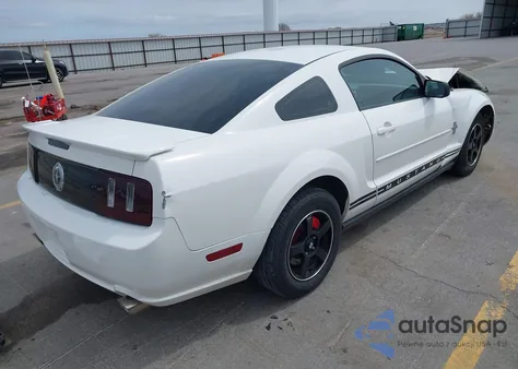2008 Ford Mustang V6 Deluxe/V6 Premium z USA, uszkodzony, nr VIN 1ZVHT80N585188191